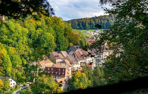 Vue sur la ville de ferrette en automne