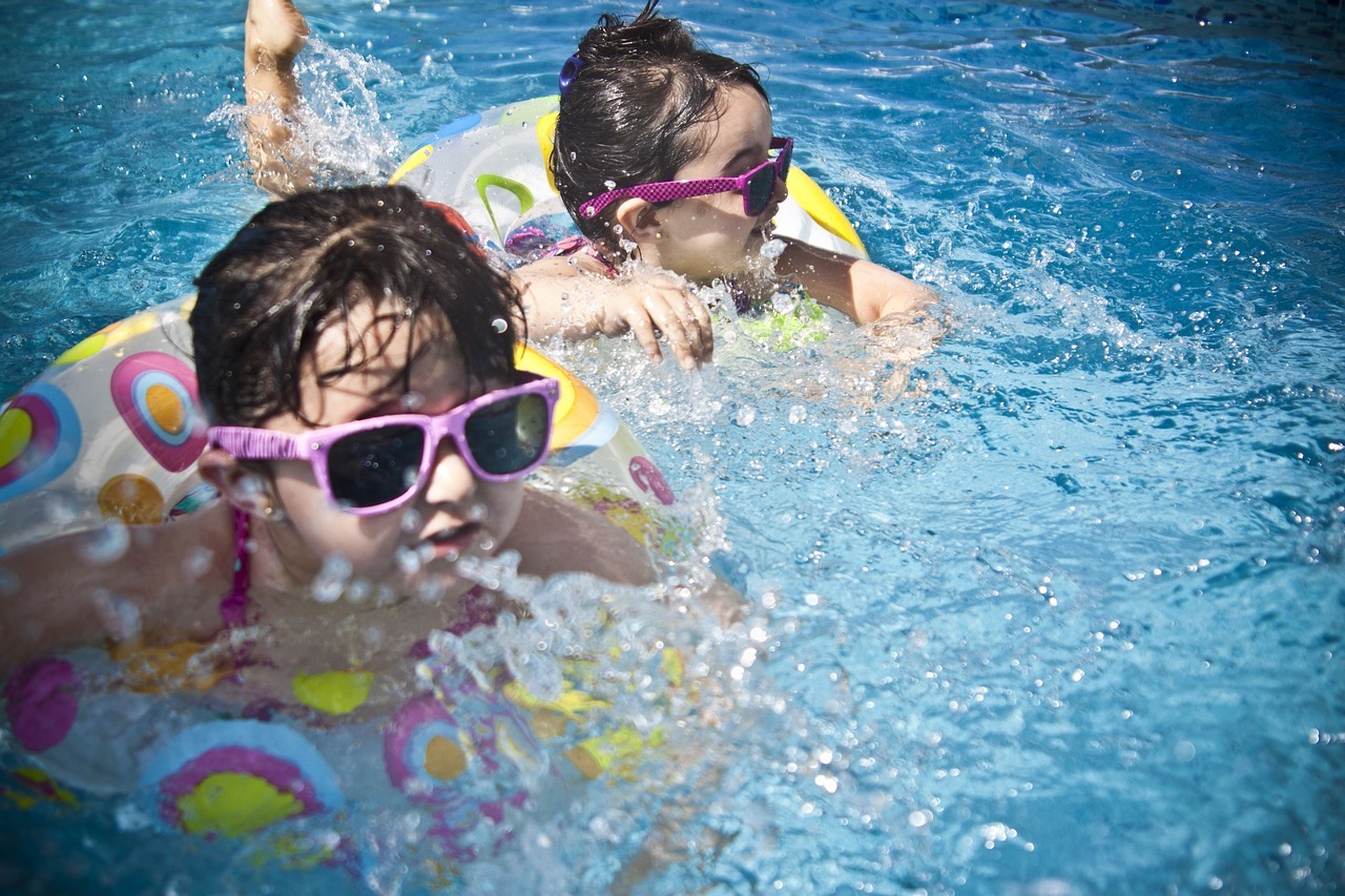 Enfants qui nagent dans une piscine