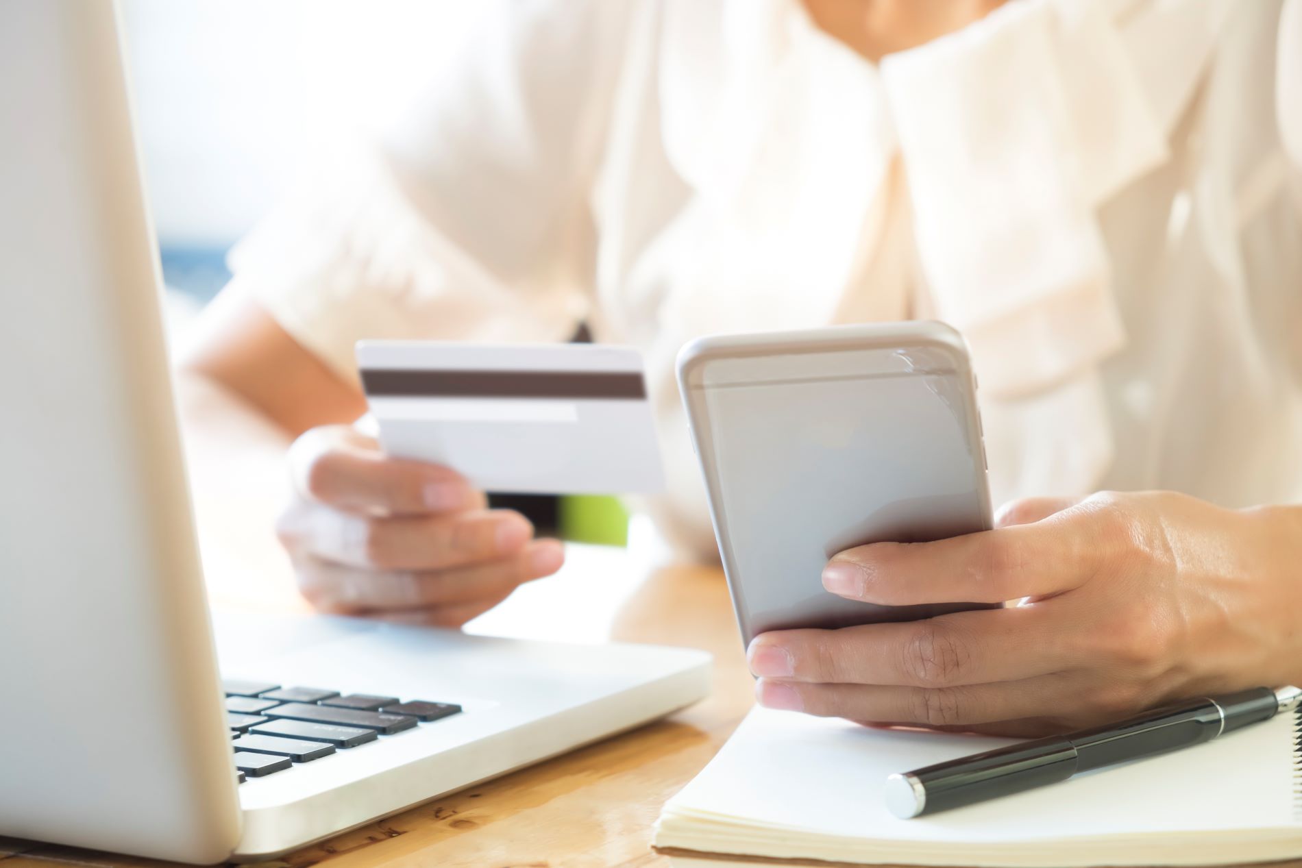paiement en ligne devant son ordinateur avec une carte de crédit