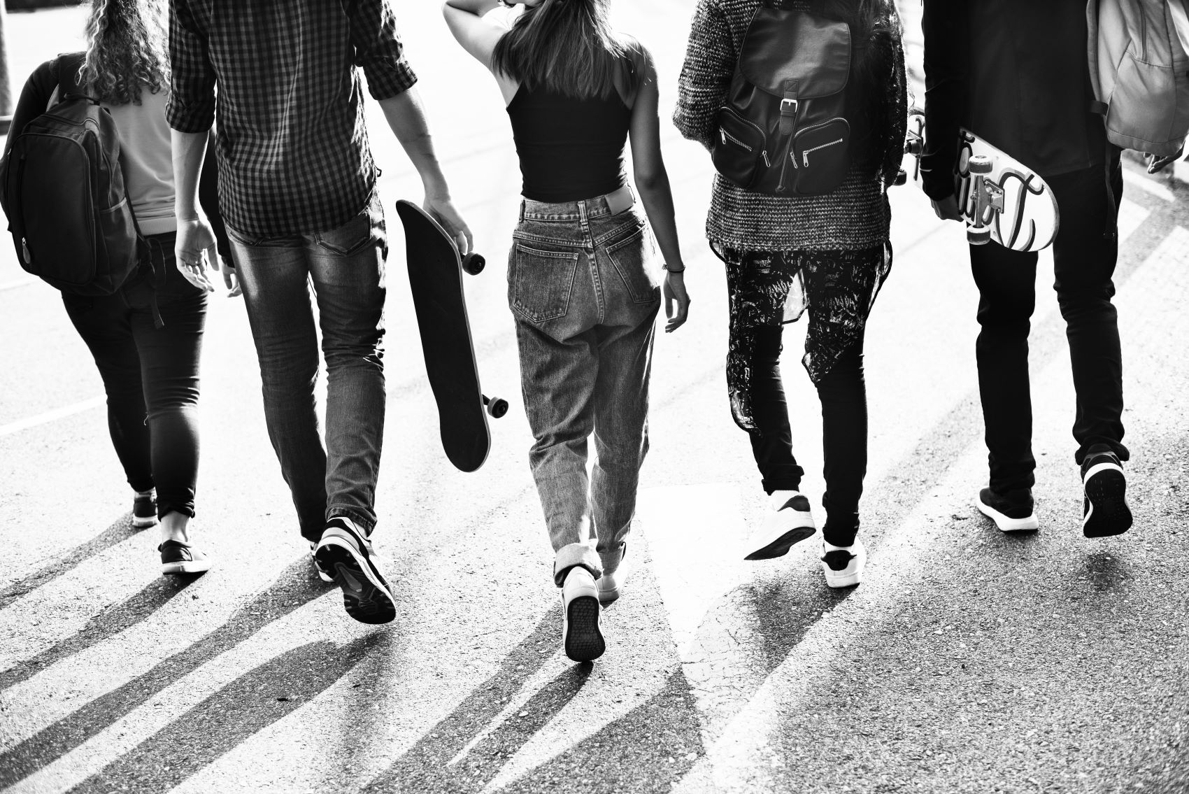 Groupe de jeunes vu de dos en train de marcher