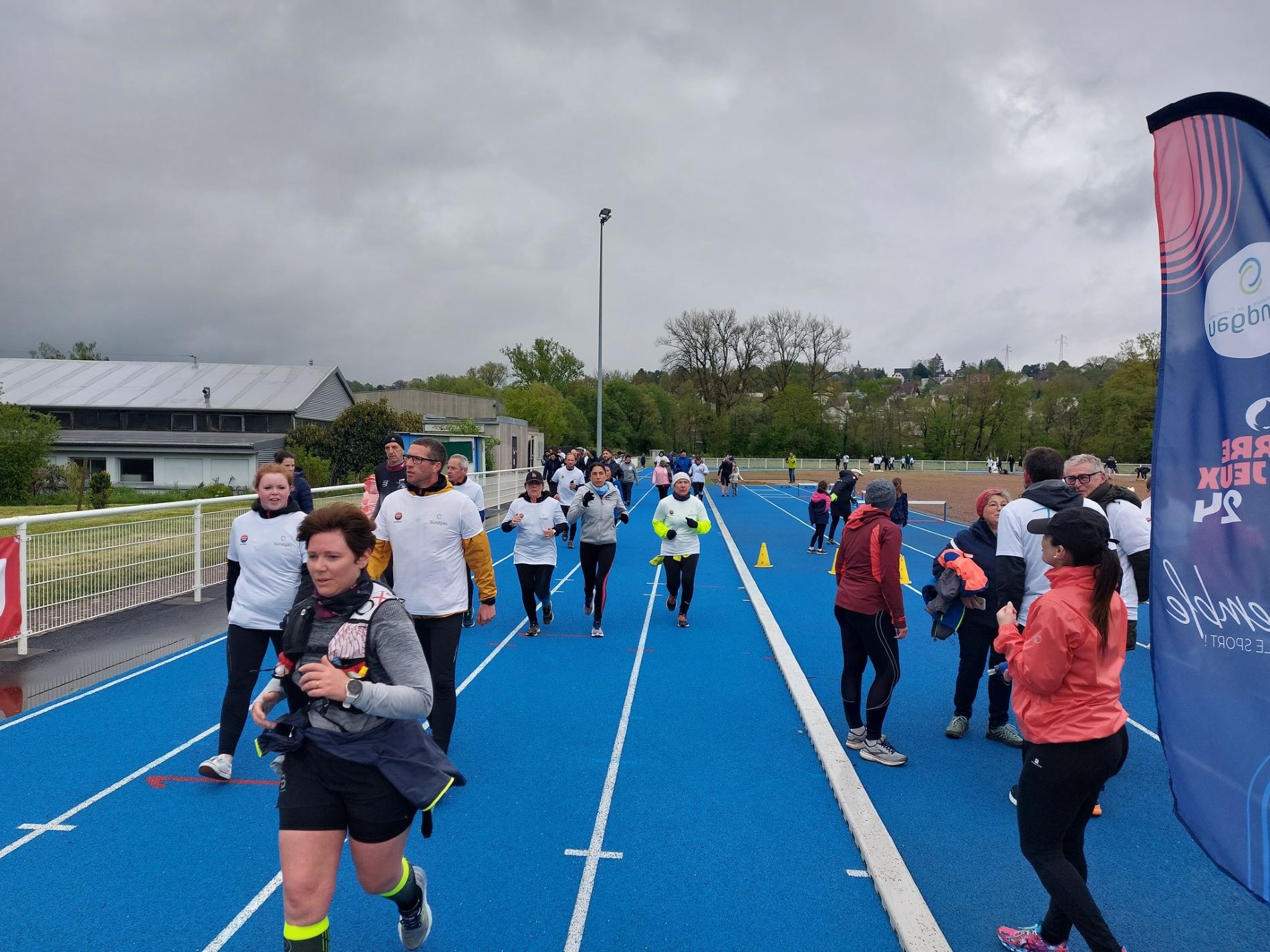 Inauguration de la piste d'athlétisme d'Altkirch en présence de nombreux sportifs qui courrent