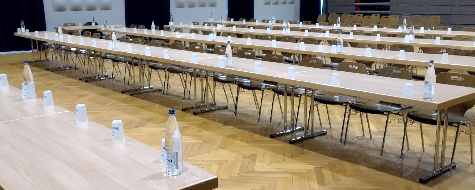 Salle du Conseil Communautaire d'Altkirch, avec chaises tables alignées, vide de monde, avant la séance.