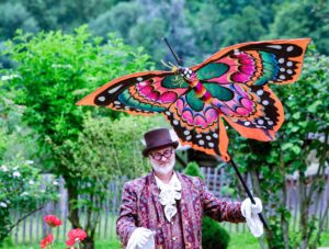 Homme déguisé en marquis portant un papillon géant