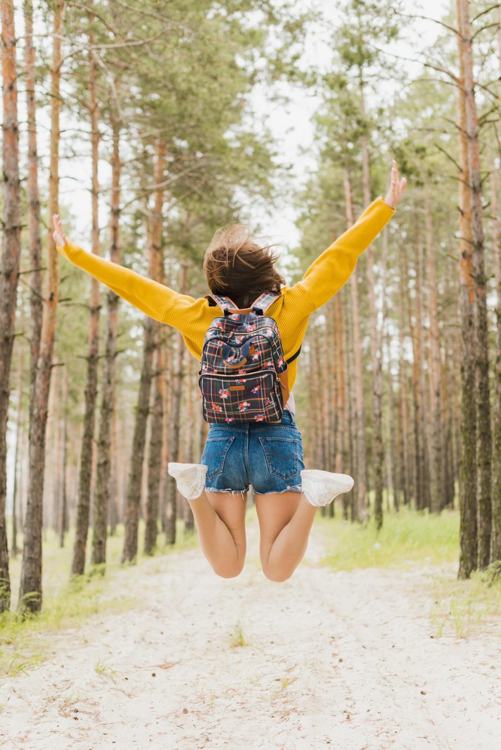 4 mains tenant 4 déchets différents : plastique, métal, carton, verre